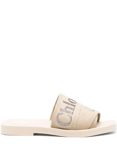 Chloé Sandalia Plana Beige Logo Plateado In Neutral
