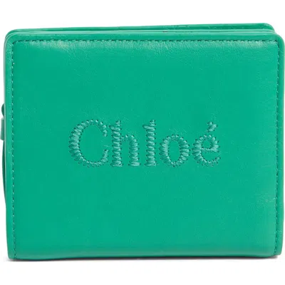 Chloé Sense Embroidered Logo Leather Wallet In Green