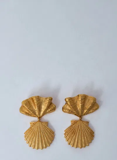 Chloé Shell Design Textured Metal Earrings In Gold