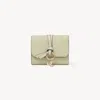 Chloé Portefeuille Compact À Trois Volets Alphabet En Cuir Grainé Femme Vert Taille Onesize 100% Cuir De V In Green