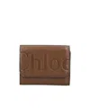 Chloé Tri-fold Logo Wallet In Brown