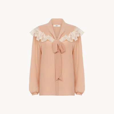 Chloé Blouse Lavallière Froncée En Georgette De Soie Et Dentelle In Pink