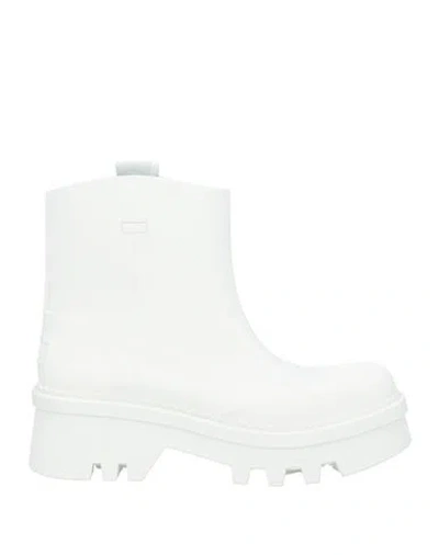 Chloé Rounded Toe Embossed Logo Fabric Detail Boots In Beige