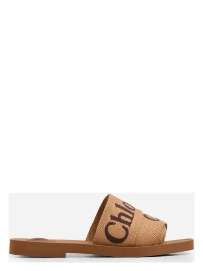 CHLOÉ WOMEN'S WOODY CAMEL FLAT SANDAL BROWN LOGO