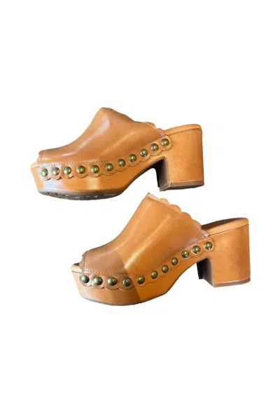 Chocolat Blu Women's Scalloped Open Toe Clog In Gold