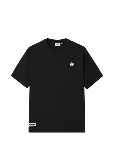 Chocoolate 베어 패치 자수 티셔츠 In Black