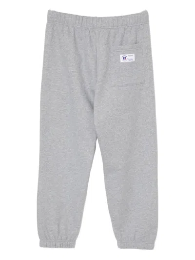 Chocoolate X Russell Athletic Hose Mit Bärenprägung In Gray