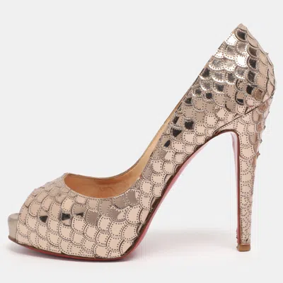 Pre-owned Christian Louboutin Metallic Scaled Pvc Poseidon Peep Toe Pumps Size 38.5 In Silver