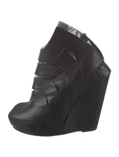 Pre-owned Cinzia Rocca Leather Cutout Accent Boots In Black