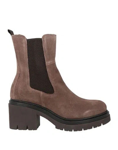 Cinzia Soft Woman Ankle Boots Light Brown Size 8 Leather In Sand