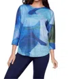 Claire Desjardins 3/4 Abstract Print Top In Blue In Blue