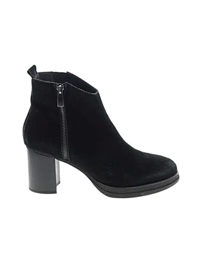 Pre-owned Clarks Ankle Boots In Black