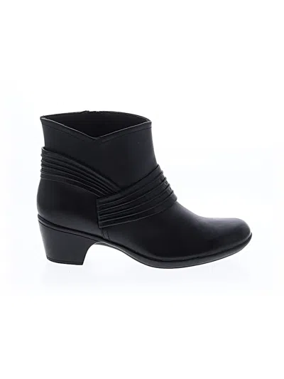 Pre-owned Clarks Ankle Boots In Black