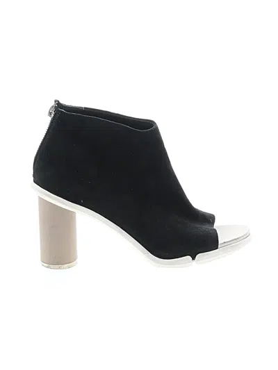 Pre-owned Clarks Ankle Boots In Black