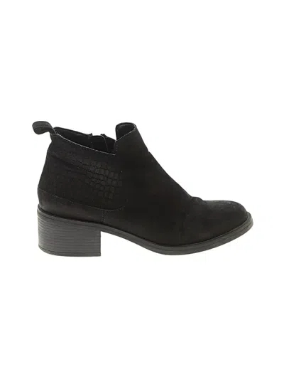 Pre-owned Clarks Ankle Boots In Black