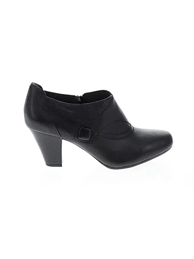 Pre-owned Clarks Ankle Boots In Black