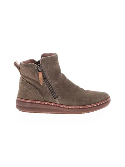 Pre-owned Clarks Ankle Boots In Brown