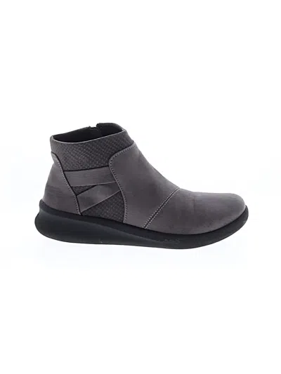Pre-owned Clarks Ankle Boots In Gray