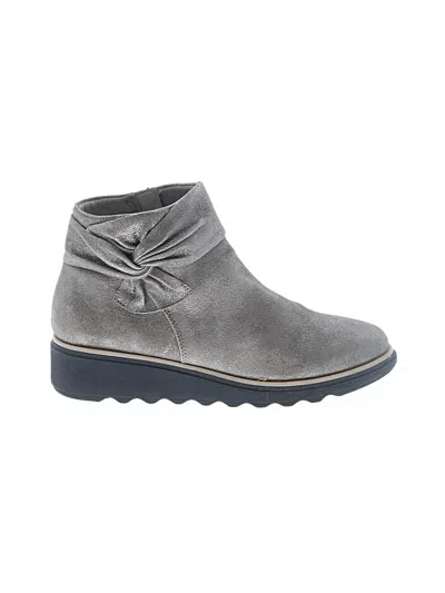 Pre-owned Clarks Ankle Boots In Gray