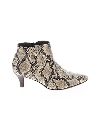 Pre-owned Clarks Ankle Boots In Ivory