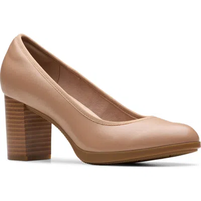 Clarks ® Bayla Carly Leather Pump In Warm Beige Lea