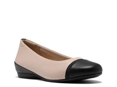 Clarks Cathrynn Dusk Flat In Neutral