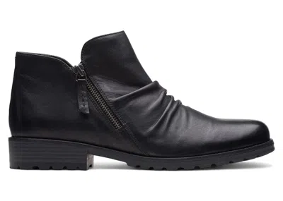 Pre-owned Clarks Clarkwell Zip Leather (women's) Sneakers In Black