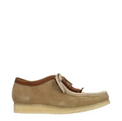 Clarks Derby Wallabee Men Suede Beige/sand In Brown