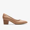 Clarks Freva55 Court Pump In Beige