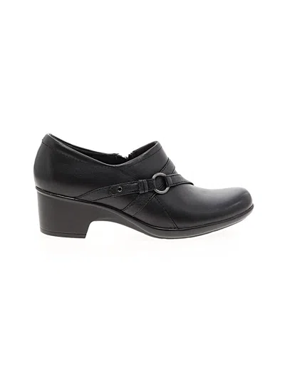 Pre-owned Clarks Flats In Black