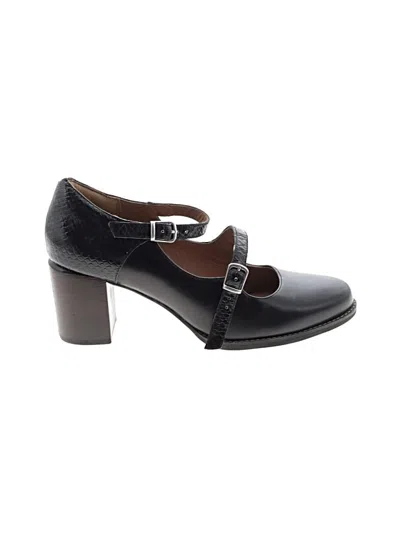 Pre-owned Clarks Flats In Black