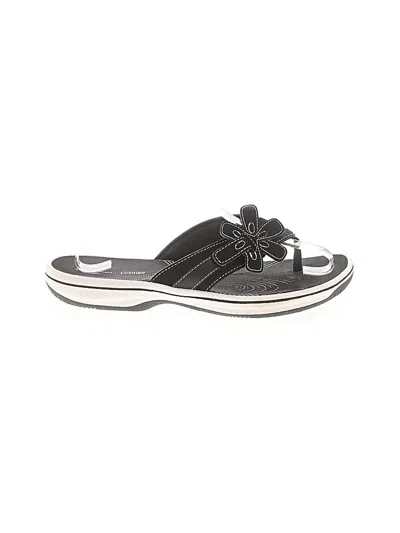 Pre-owned Clarks Flip Flops In Black