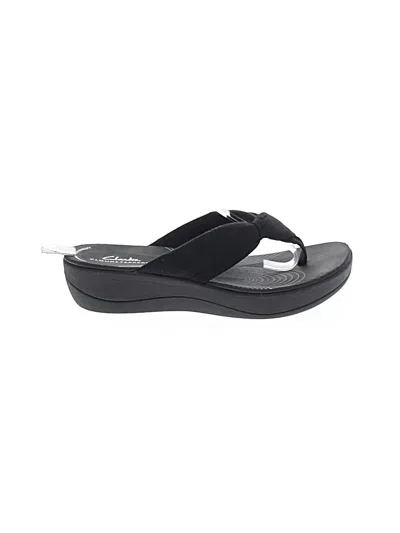 Pre-owned Clarks Flip Flops In Black