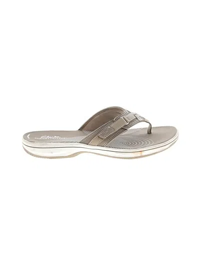 Pre-owned Clarks Flip Flops In Gray