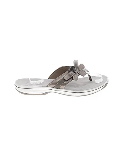 Pre-owned Clarks Flip Flops In Gray
