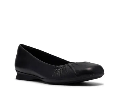 Clarks Jazymnn Lo Flat In Black