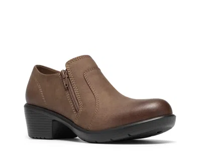 Clarks Kynnzie Zip Bootie In Taupe