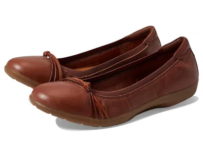 Clarks Meadow Rae In Brown