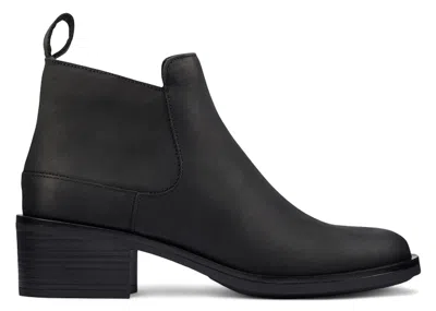Pre-owned Clarks Memi Zip Leather (women's) Sneakers In Black