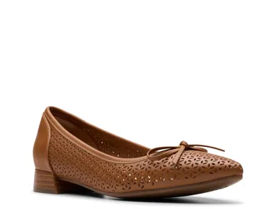 Clarks Natalyn Step Flat In Brown