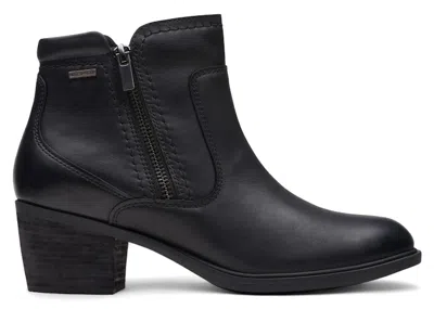 Pre-owned Clarks Neva Zip Waterproof Leather (women's) Sneakers In Black