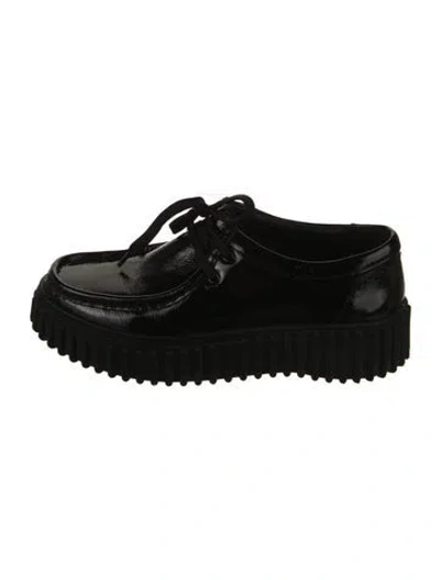 Pre-owned Clarks Patent Leather Sneakers In Black