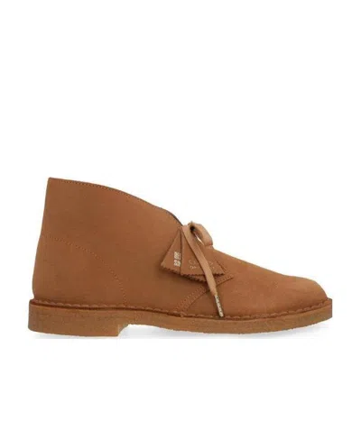Clarks Round Toe Lace-up Desert Boots In Brown
