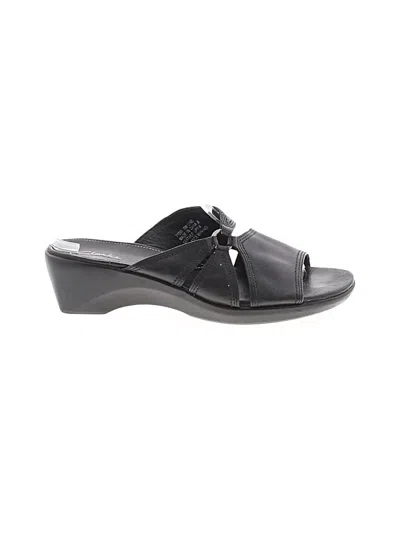 Pre-owned Clarks Sandals In Black