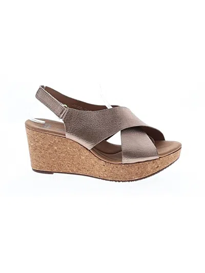 Pre-owned Clarks Sandals In Gold