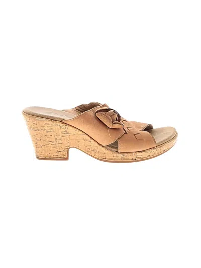 Pre-owned Clarks Sandals In Tan