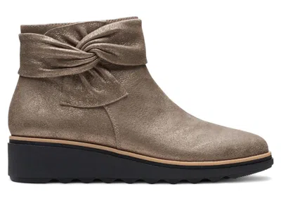 Pre-owned Clarks Sharon Salon Leather (women's) Sneakers In Pewter Metallic In Gray