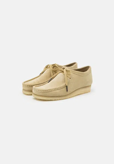 Clarks String Man  Wallabee 26155515 Maple Suede In Neutral