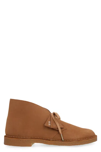Clarks Round Toe Lace-up Desert Boots In Brown