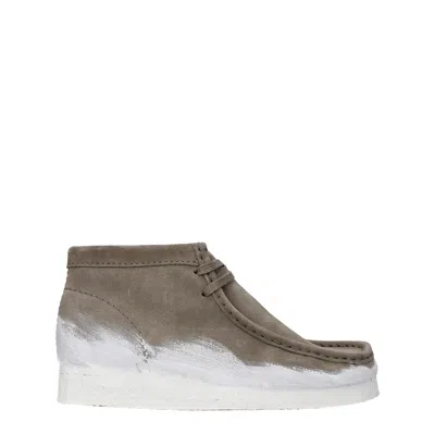 Clarks Wallabee Boots Men Suede Gray/white
